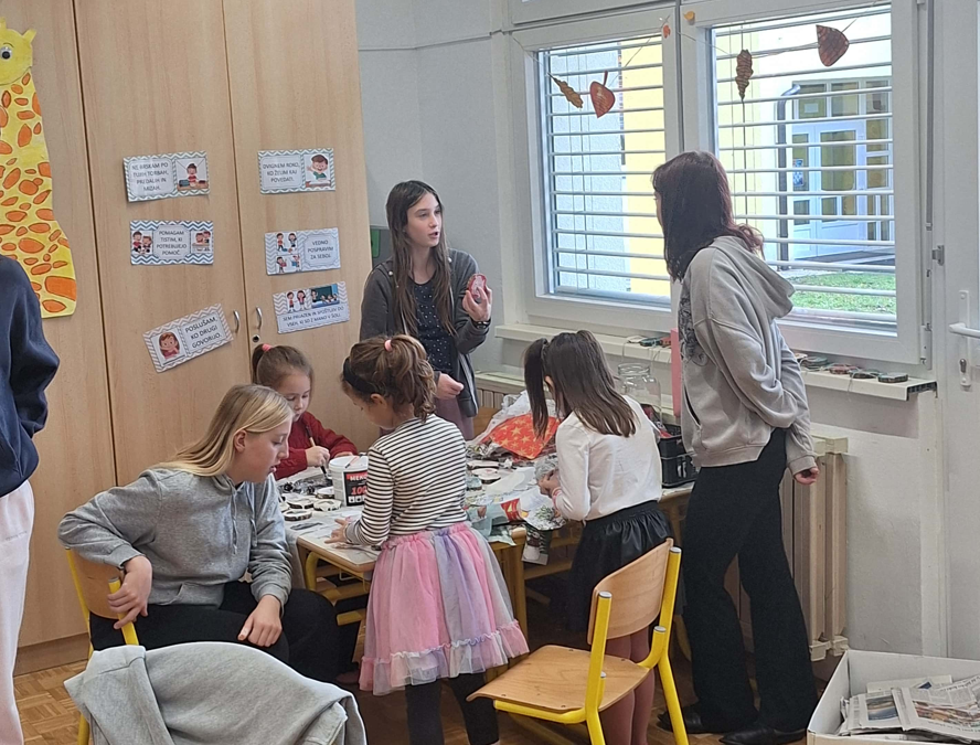 Prvošolci s svojimi varuhi na tehniškem dnevu